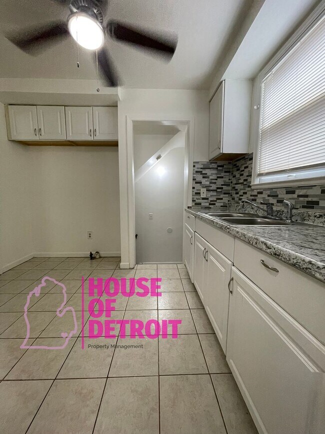 Building Photo - SUMMER SPECIAL~ 3 BEDROOM 1.5 BATH~ FREE P...