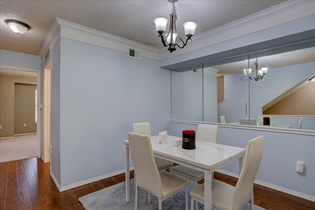 Building Photo - Beautiful 2bed/2bath/1car garage in Louisv...