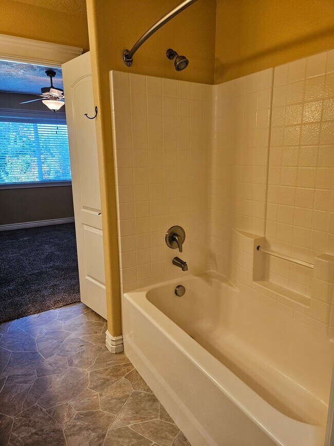 Building Photo - 3/2.5 in Boise-2 Car Garage, Fireplace, Vaulted Ceilings, Landscaping Included.