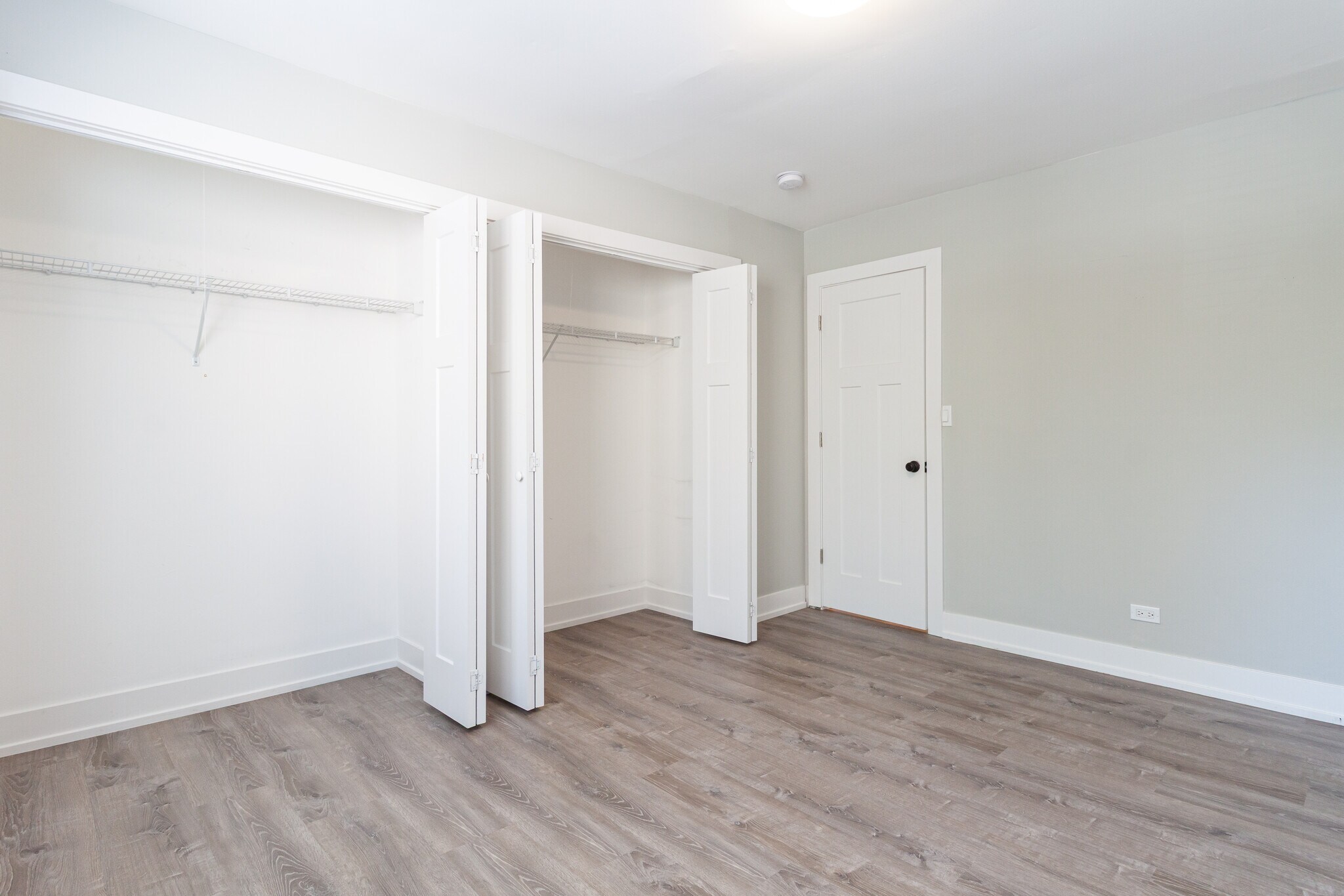 Building Photo - 525 W Surf St