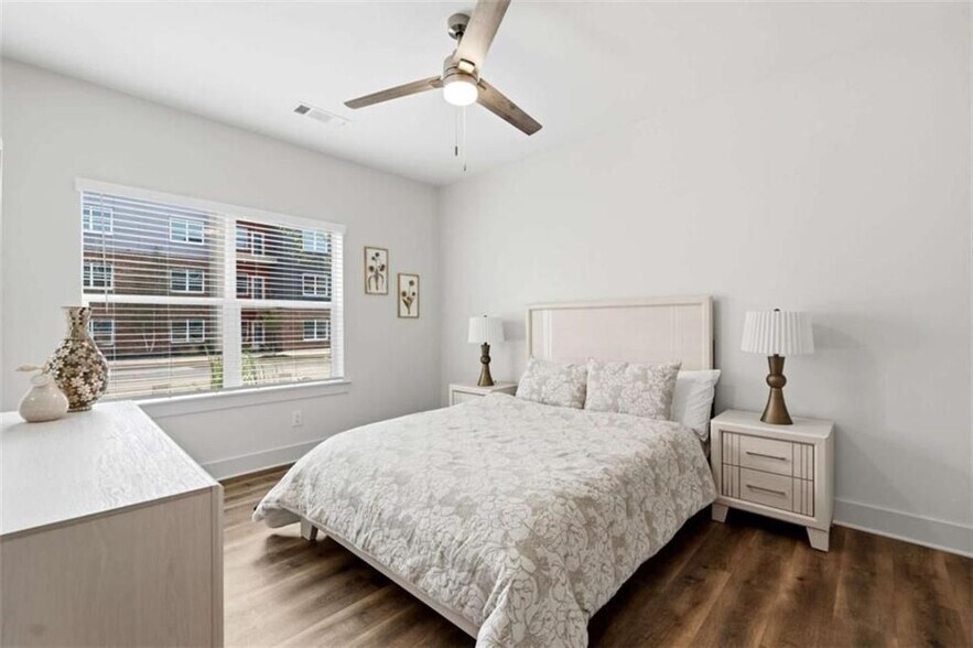 Building Photo - 2025 W Iris Dr SE