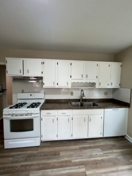 Building Photo - 4023 Valley View Dr