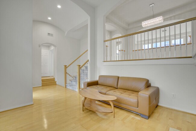 Building Photo - 2889 Plaza del Amo