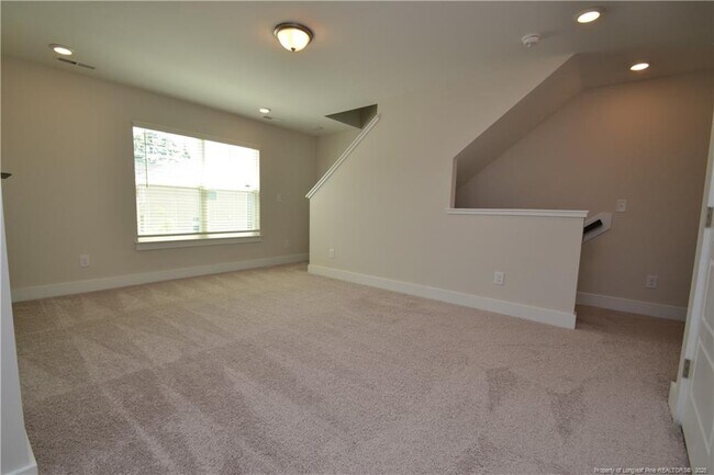 Building Photo - 2129 Seneca Dr