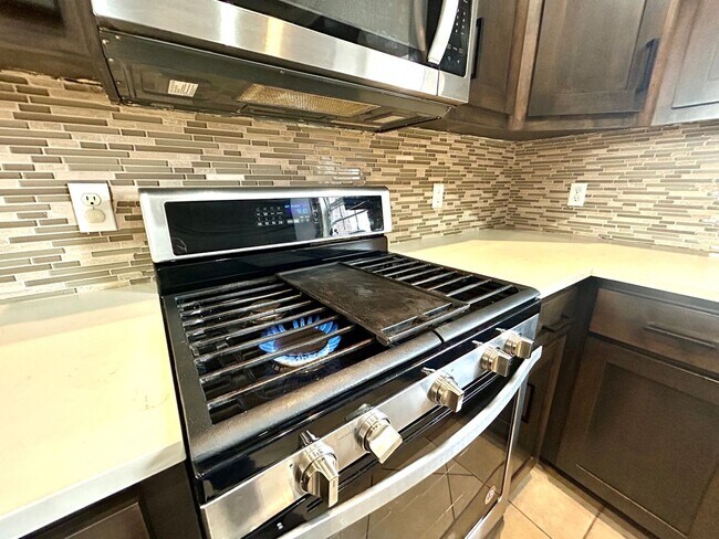 Building Photo - Spacious 3 bed 2 bath Single Family with a Large Fenced Backyard!