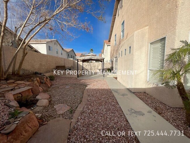 Building Photo - Beautiful 4 bedroom, 2.5 bathroom two-stor...