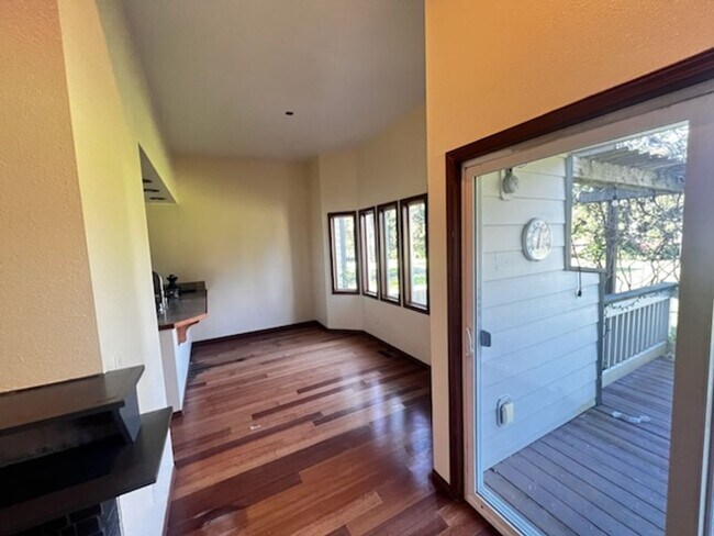 Building Photo - Condo with a golf course view
