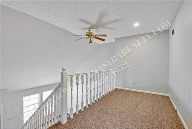 Building Photo - 3 Bed 1.5 Bath Duplex in Blue Valley Schoo...