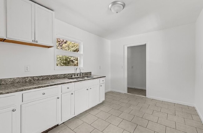 Building Photo - Newly renovated 4 bedroom, 2 bath home wit...