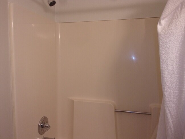 Building Photo - 2 Bedroom 1 1/2 Bath Townhome - Recently Updated and Freshly Painted