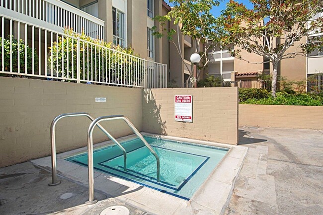 Building Photo - Beautiful North Pacific Beach 2BD/2BA cond...