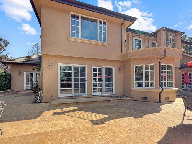 Building Photo - 1526 Hillview Dr