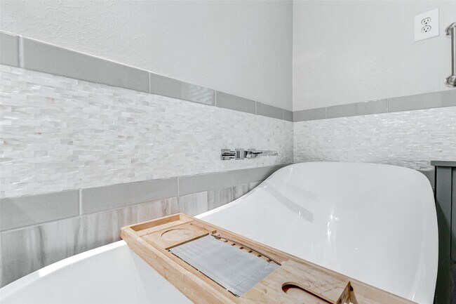 Building Photo - 22222 Greenbrook Dr