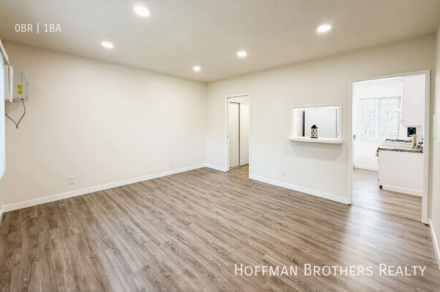 Building Photo - 15546 Vanowen St