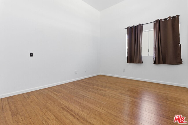 Building Photo - 1083 1/2 W Kensington Rd