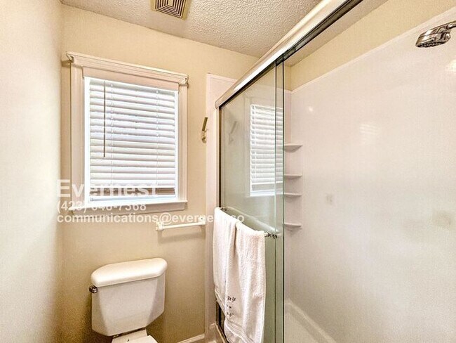 Building Photo - 3-Bedroom, 2-Bath Home with Modern Applian...