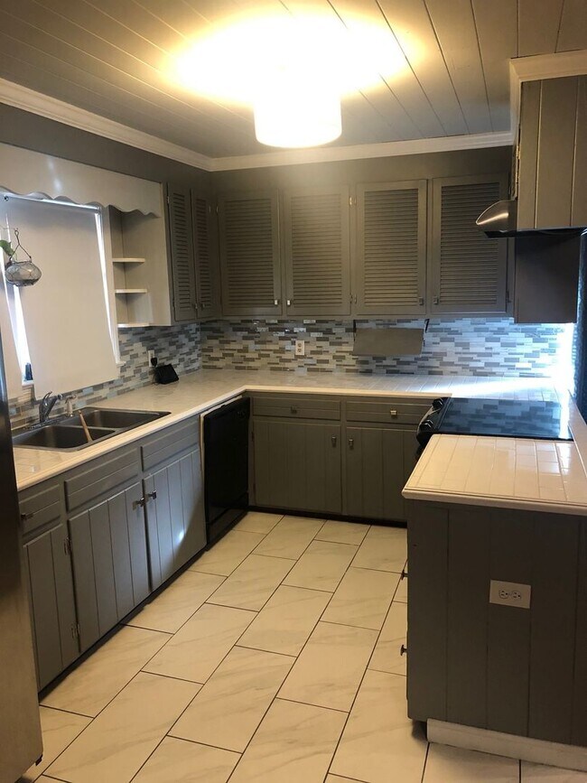 Building Photo - Nice 4 Bed 2.5 Bath House! Available July 2026!