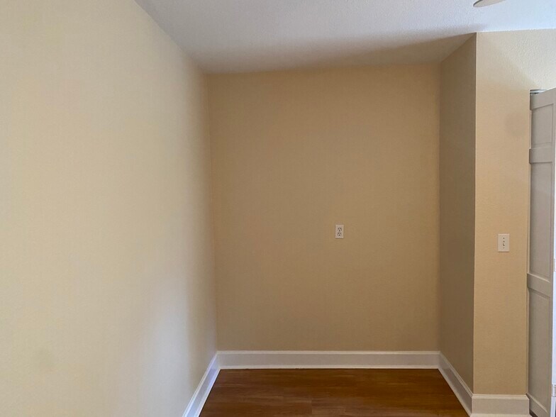 Building Photo - 512 Williams St