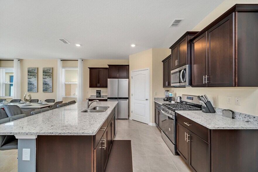 Building Photo - 7551 Oakmoss Loop