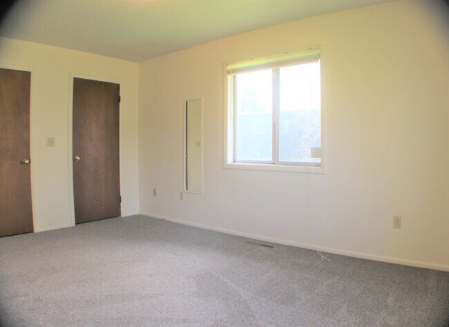 Building Photo - Spacious and charming conveniently located...