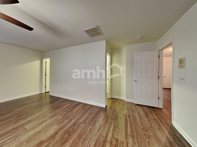 Building Photo - 10 Oakville Ct