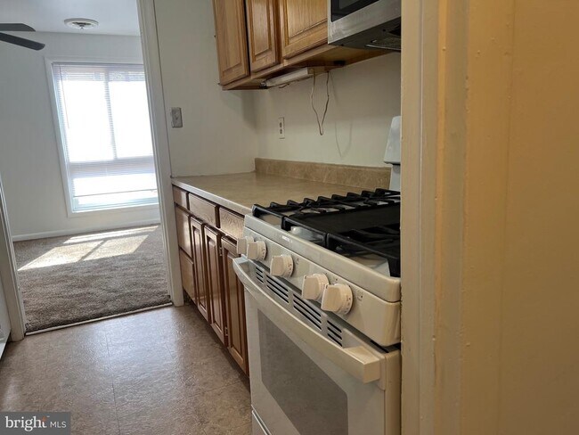 Building Photo - 8613 Seasons Way