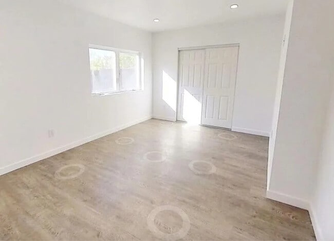 Building Photo - 570 N Cambridge St