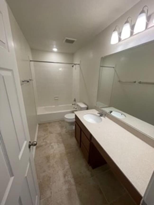 Building Photo - 813 Sandhill Branch Dr