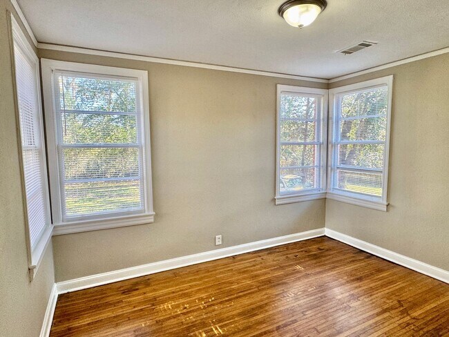 Building Photo - Charming 2-Bedroom Brick Bungalow