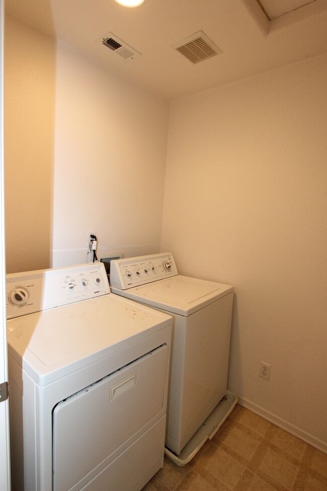 Building Photo - Beautiful 3 Bedroom 2.5 bathroom townhome ...