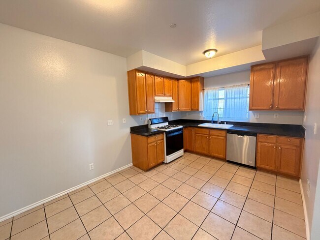Building Photo - Spacious 3 bedroom w/ attached 2 Car Garage For Rent!