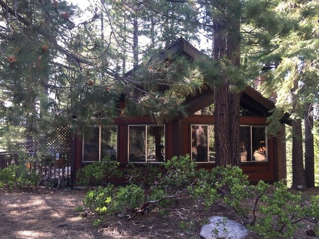 Building Photo - Great Location off Pioneer Trail in South ...