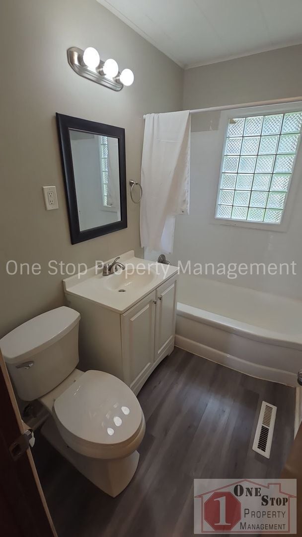 Building Photo - 3 Bedroom, 2 Bathroom with 1 Car Garage in Gladstone, Missouri