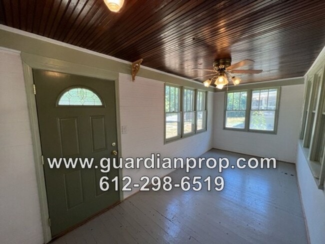 Building Photo - Merriam Park House Available Now, HW Floor...