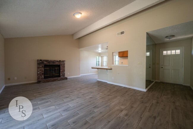 Building Photo - Fresno North West Fig Garden Loop Home, 3B...