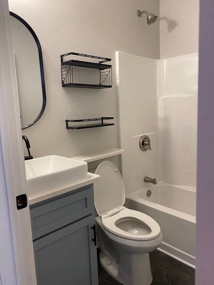 Secondary Bath - 1811 Garfield St