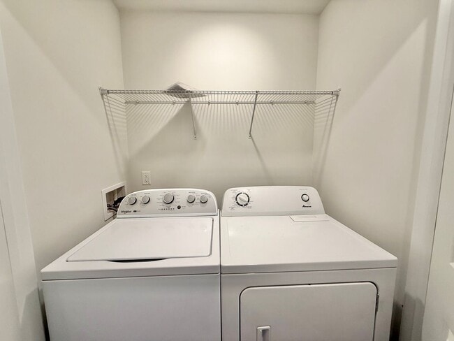 Building Photo - Stunning 3BD, 3.5BA Raleigh Townhome in the Desirable 5401 North Community Within Walking Distanc...