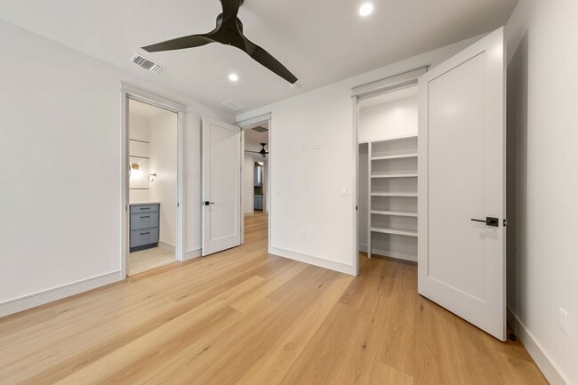 Building Photo - 917 E 37th St