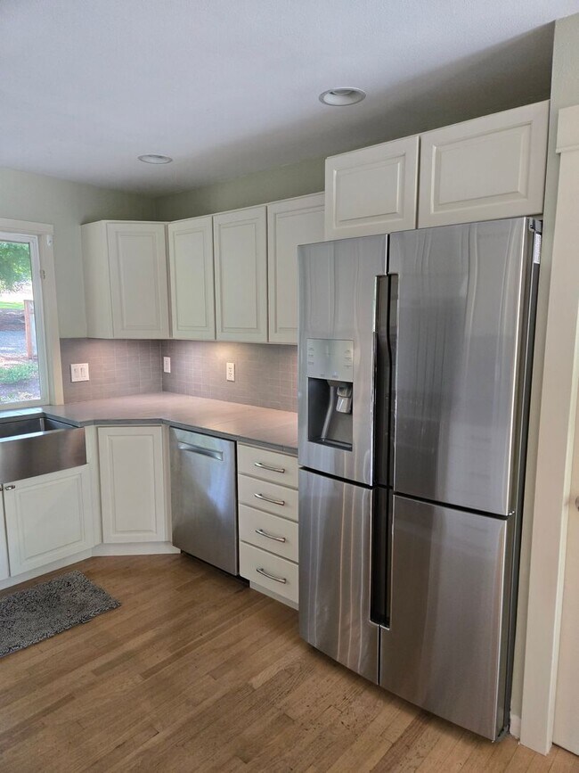Building Photo - Popular West Linn! Tons of Space and great...