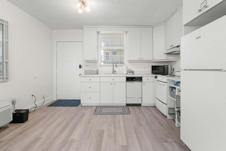 Building Photo - 5800 Bonita Beach Rd SW