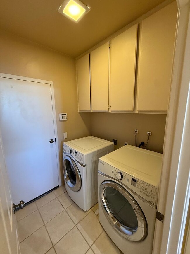 Building Photo - Beautiful 2 Bed, 2.5 Bath Townhome in Desi...