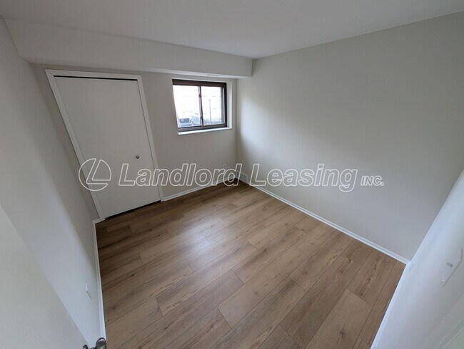 Building Photo - Updated 2-Bedroom Condo Steps from Crocker Park – Pool & Clubhouse