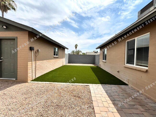 Building Photo - REMODELED 3 BEDROOM 2 BATH GEM WITH DETACH...