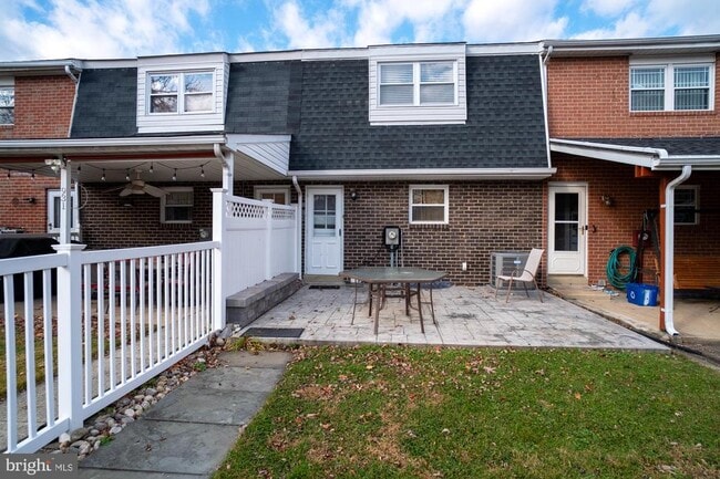 Building Photo - 933 Elm Rd