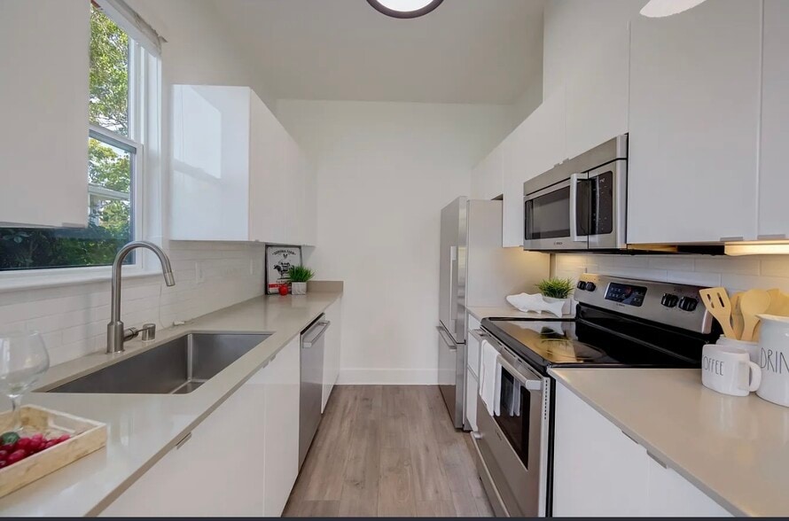 Building Photo - 15 Shoreline Ct