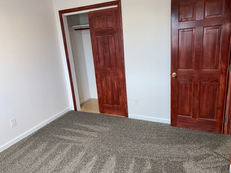 Building Photo - 404 W 5th Ave