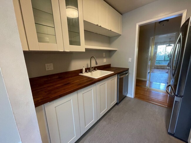 Building Photo - Spacious Updated Two Bedroom Condo in Wate...