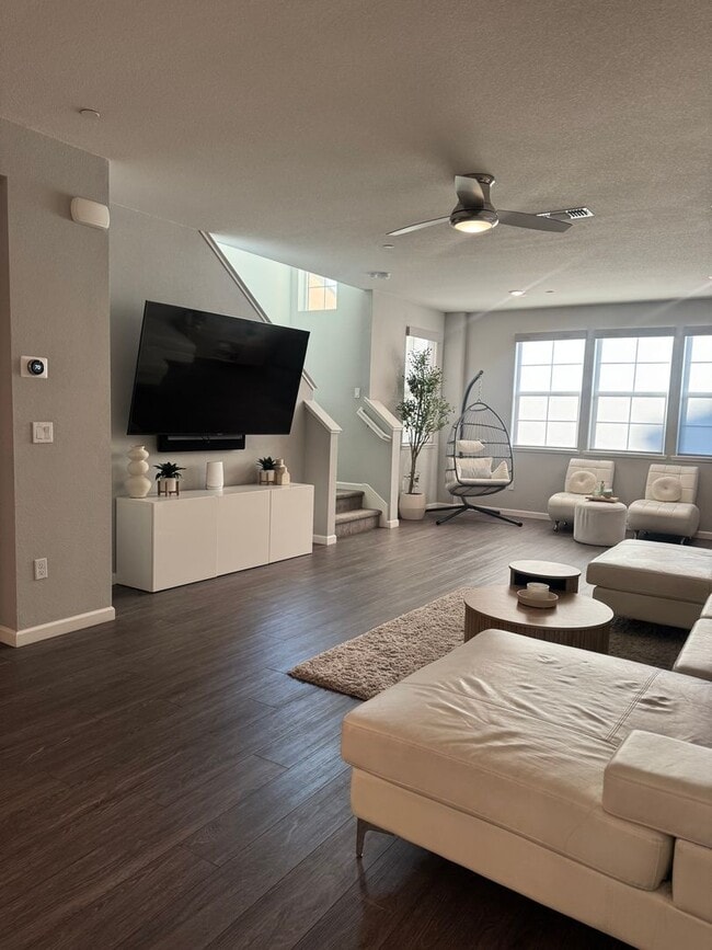 Building Photo - 4 Bed 3 Bath 2 Car Garage