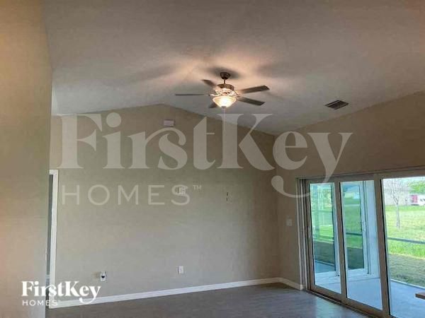 Building Photo - 920 NW Juanita Pl