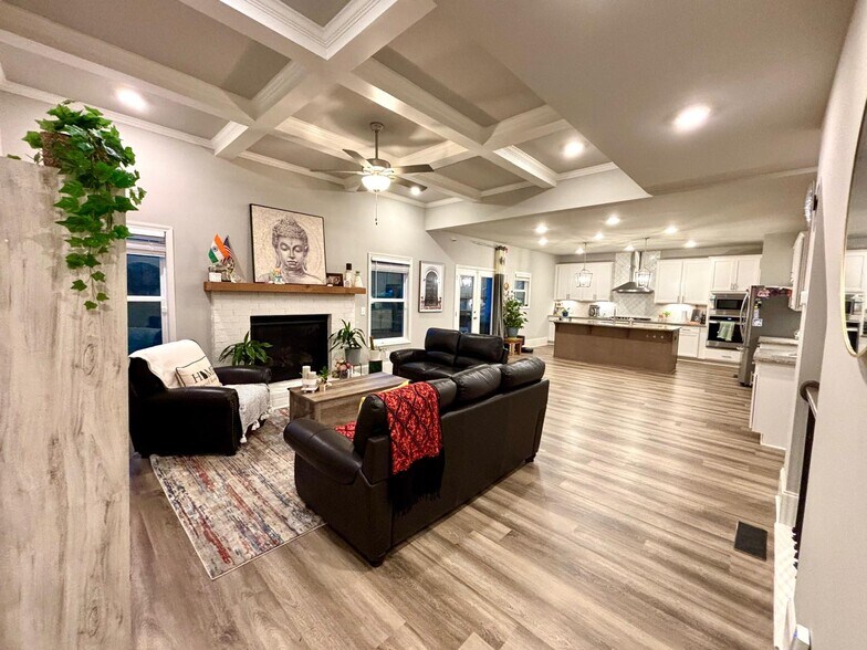 Living - 1920 Grand Lanier Dr